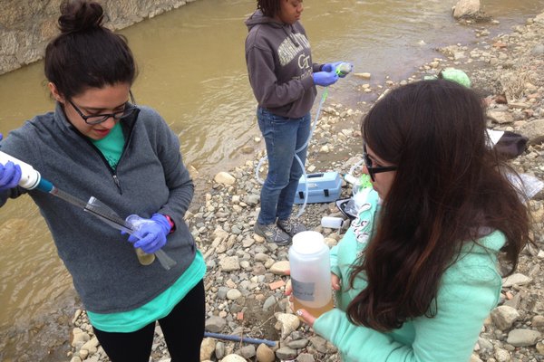 Students collecting water samples along Bolivia's Choqueyapu River.