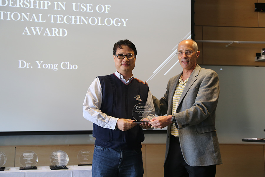 Yong Cho receives his award from Ted Russell