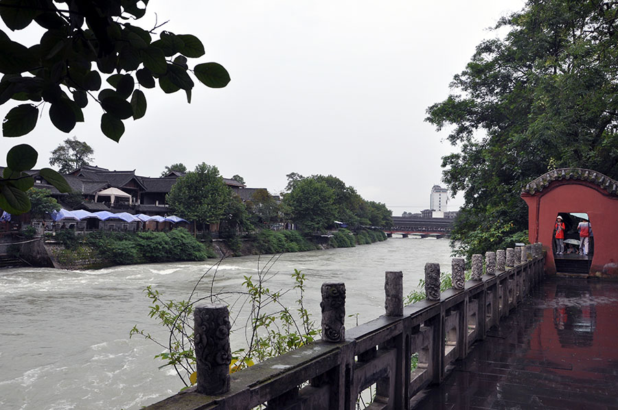 The ancient Dujiangyan flood control system in China’s Sichuan Province, which has operated successfully and continuously since its completion more than 2,000 years ago. (Photo: Ramiro Santana)