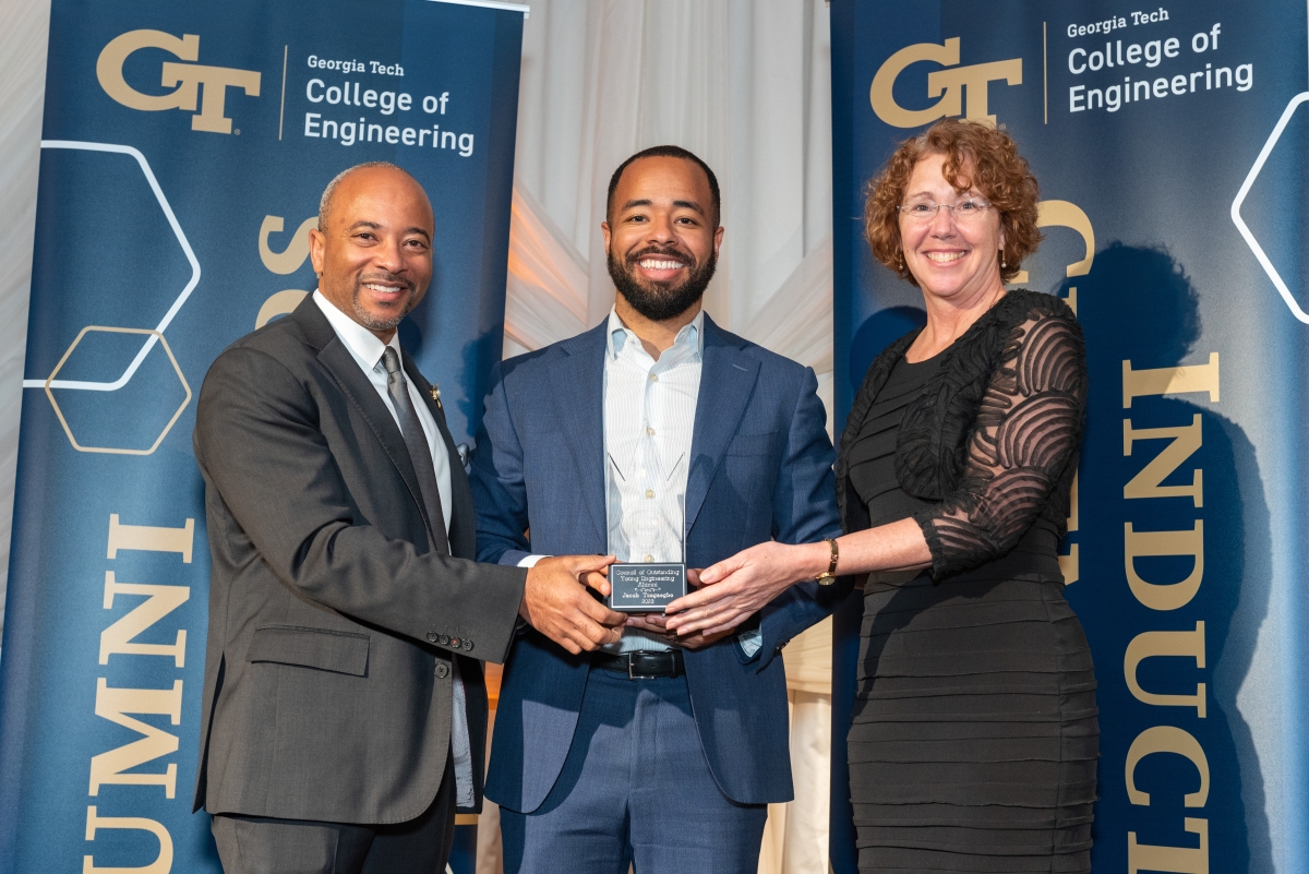 Jacob Tzegagbe accepting an award at the CoE alumni awards